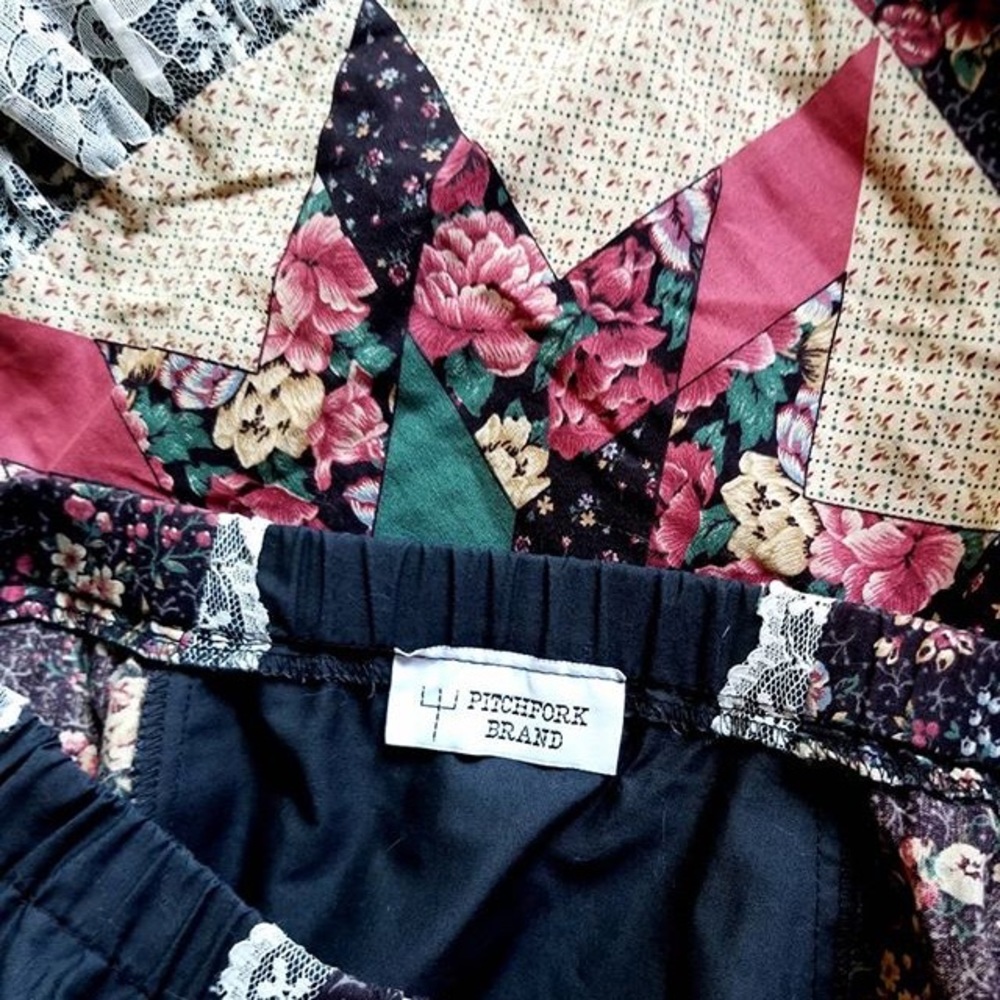 Vintage lace trimmed prairie quilt print skirt - Picture 9 of 13